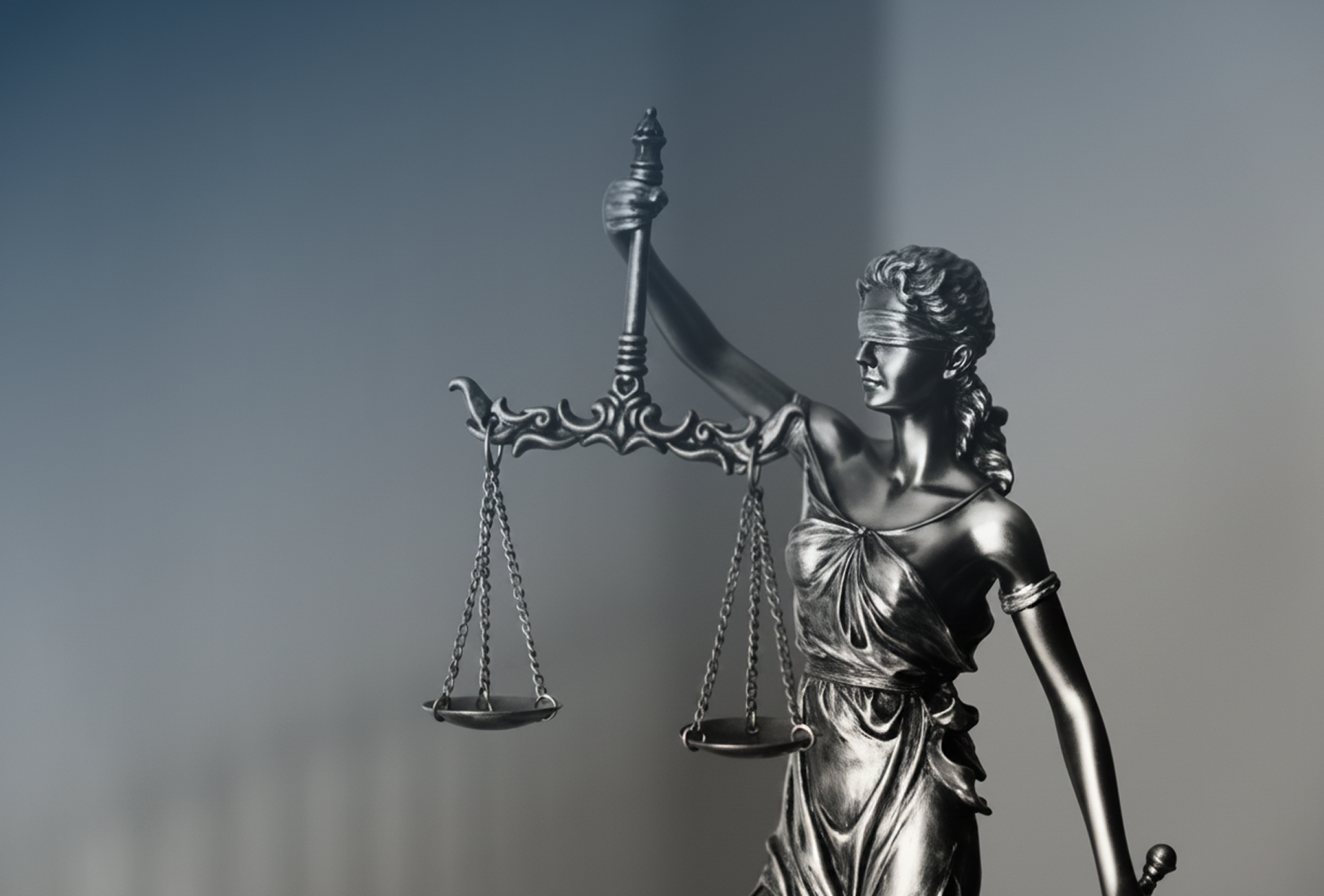 Une statue aveugle tenant une balance